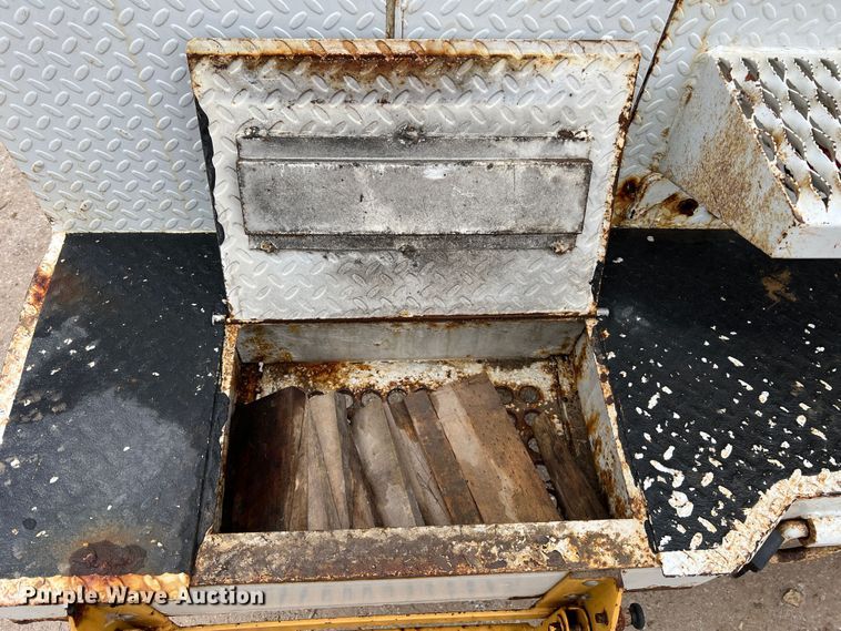 image for item JU9728 2002 Freightliner FL70  utility / service truck