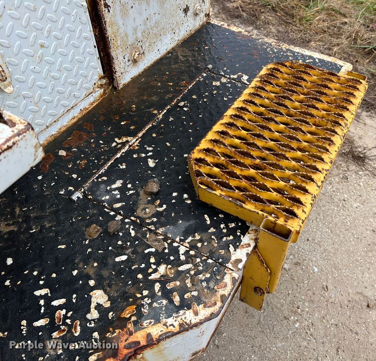 image for item JU9728 2002 Freightliner FL70  utility / service truck