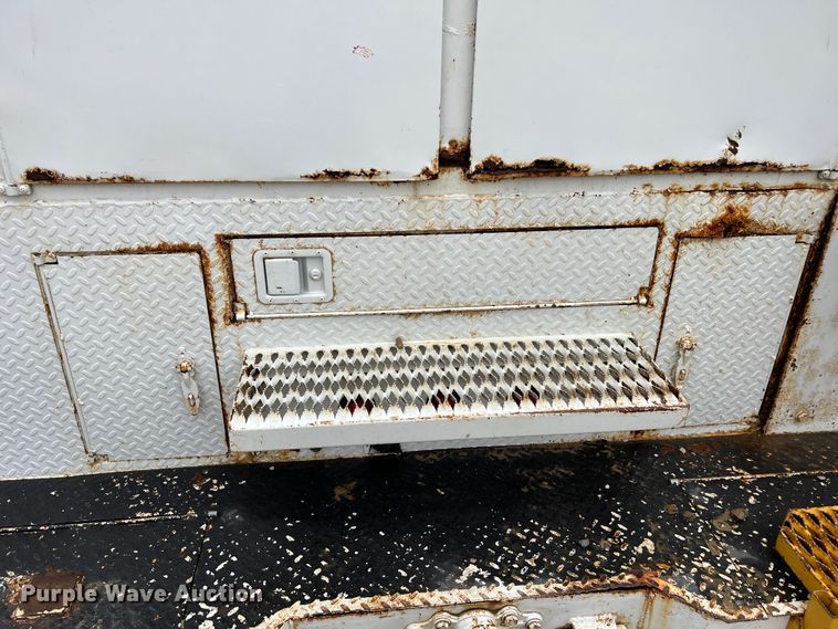 image for item JU9728 2002 Freightliner FL70  utility / service truck