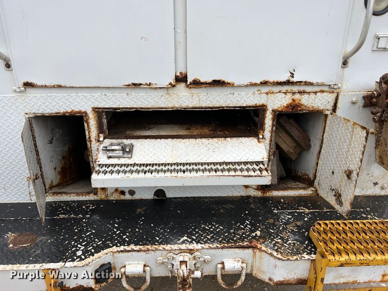 image for item JU9728 2002 Freightliner FL70  utility / service truck