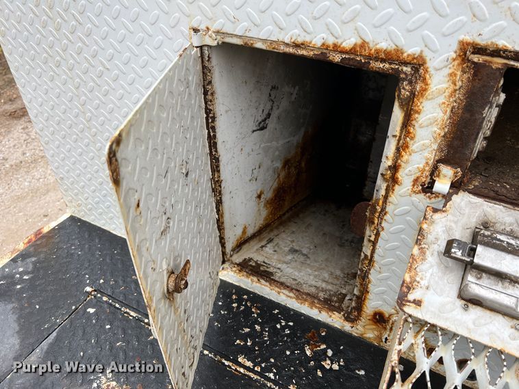 image for item JU9728 2002 Freightliner FL70  utility / service truck