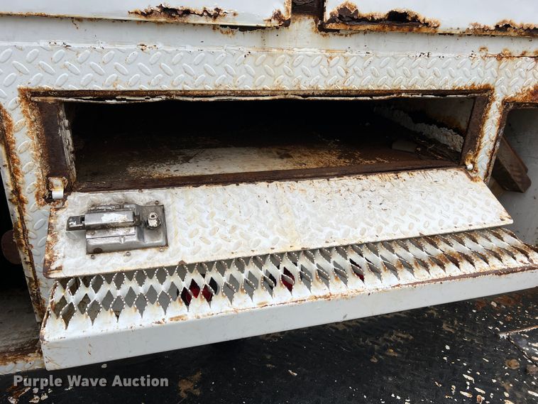 image for item JU9728 2002 Freightliner FL70  utility / service truck