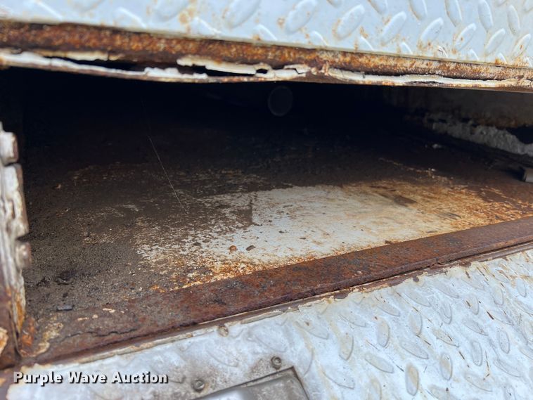 image for item JU9728 2002 Freightliner FL70  utility / service truck