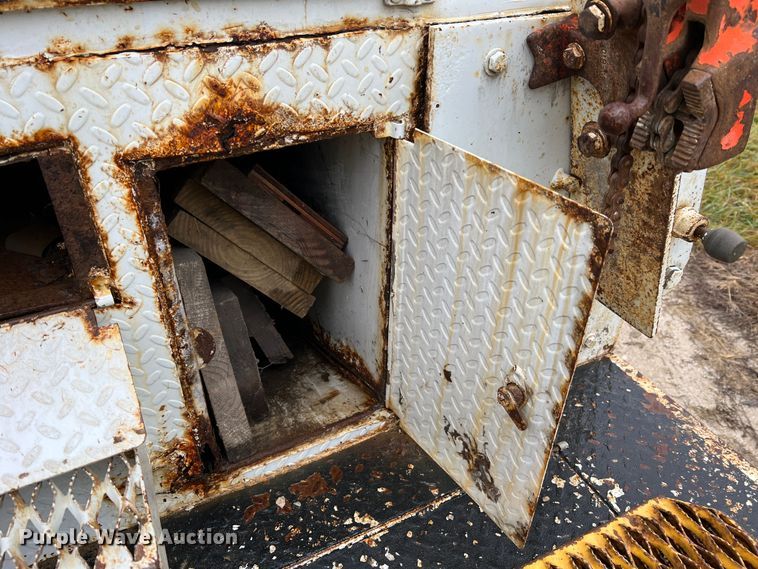 image for item JU9728 2002 Freightliner FL70  utility / service truck