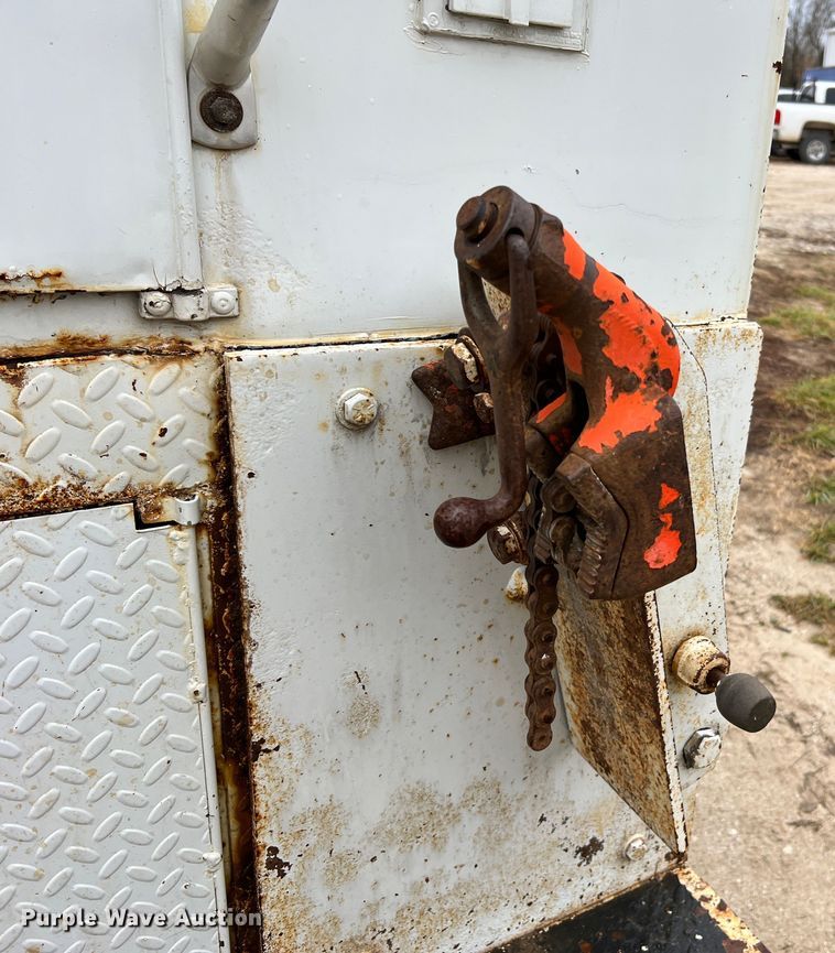 image for item JU9728 2002 Freightliner FL70  utility / service truck