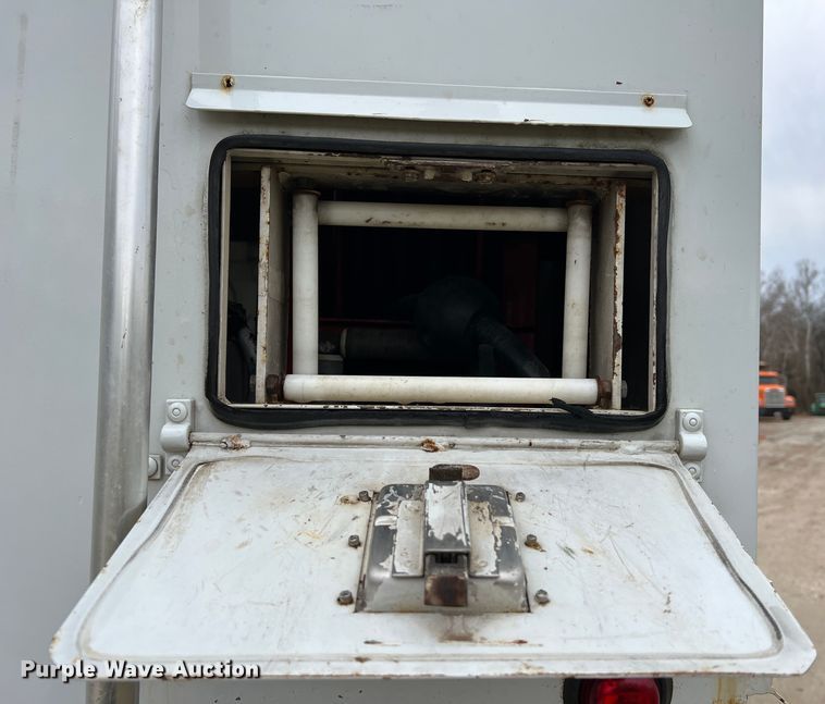 image for item JU9728 2002 Freightliner FL70  utility / service truck