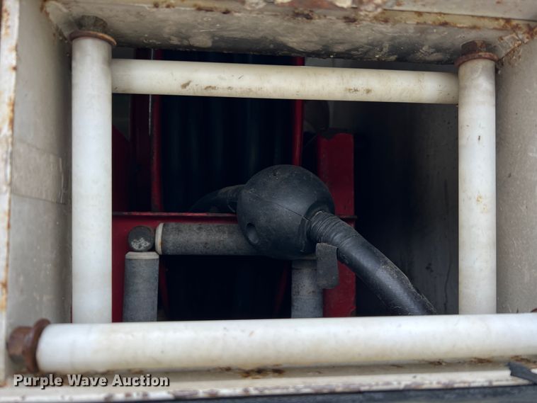 image for item JU9728 2002 Freightliner FL70  utility / service truck