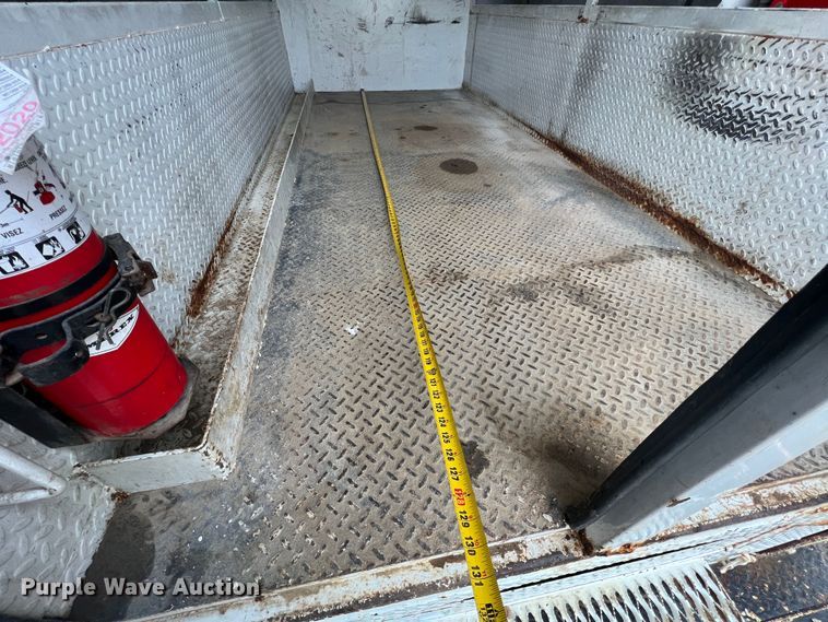 image for item JU9728 2002 Freightliner FL70  utility / service truck