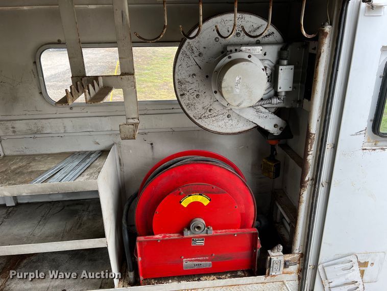 image for item JU9728 2002 Freightliner FL70  utility / service truck