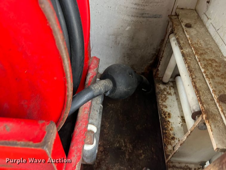 image for item JU9728 2002 Freightliner FL70  utility / service truck