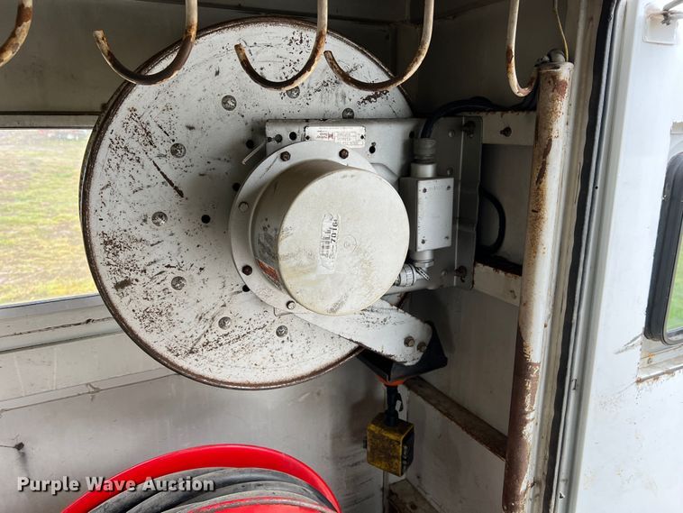 image for item JU9728 2002 Freightliner FL70  utility / service truck