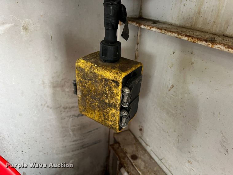 image for item JU9728 2002 Freightliner FL70  utility / service truck