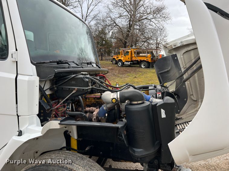 image for item JU9728 2002 Freightliner FL70  utility / service truck