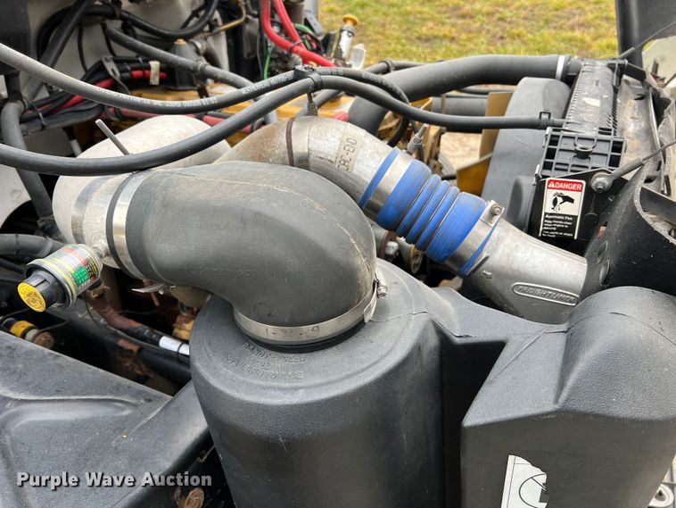 image for item JU9728 2002 Freightliner FL70  utility / service truck