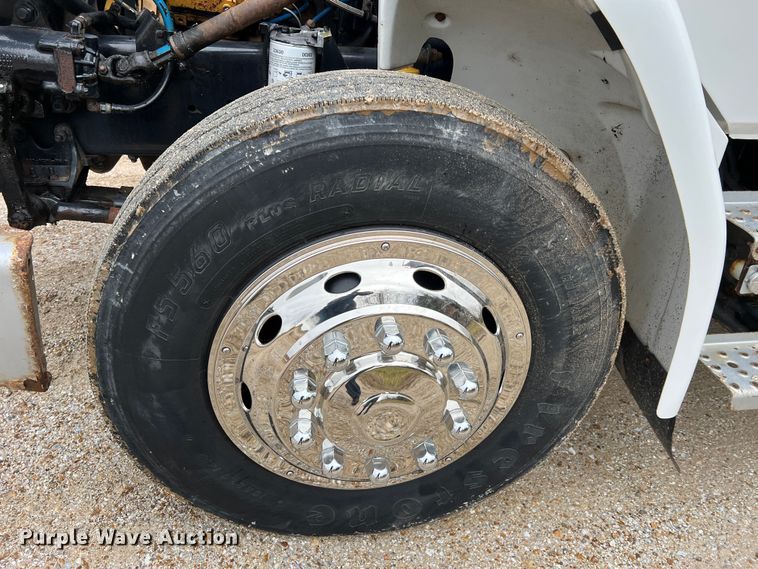 image for item JU9728 2002 Freightliner FL70  utility / service truck