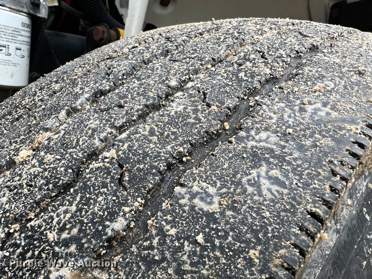 image for item JU9728 2002 Freightliner FL70  utility / service truck