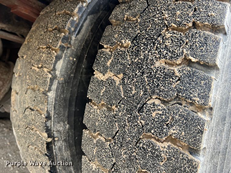 image for item JU9728 2002 Freightliner FL70  utility / service truck