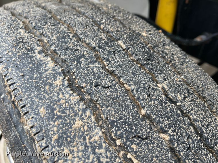 image for item JU9728 2002 Freightliner FL70  utility / service truck