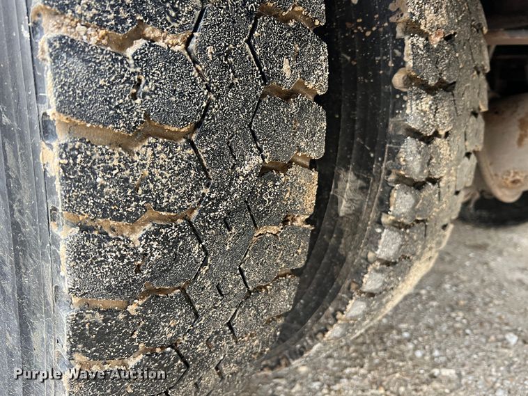 image for item JU9728 2002 Freightliner FL70  utility / service truck