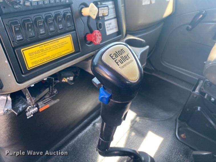 image for item JW9396 2010 International WorkStar 7400  utility / service truck