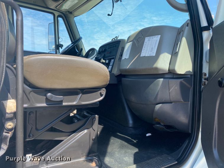 image for item JW9396 2010 International WorkStar 7400  utility / service truck