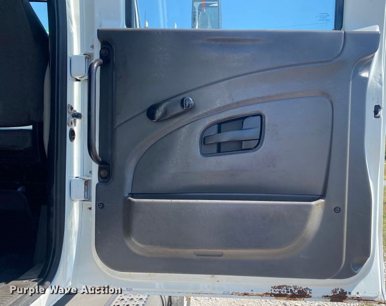 image for item JW9396 2010 International WorkStar 7400  utility / service truck