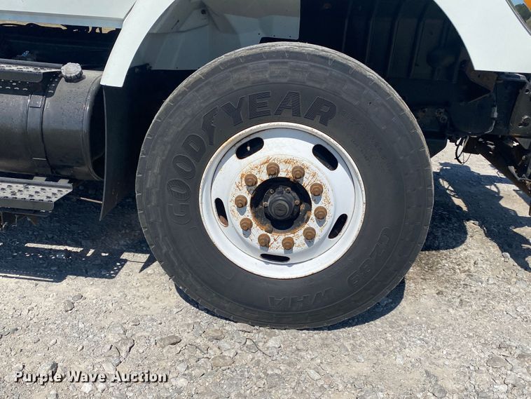 image for item JW9396 2010 International WorkStar 7400  utility / service truck