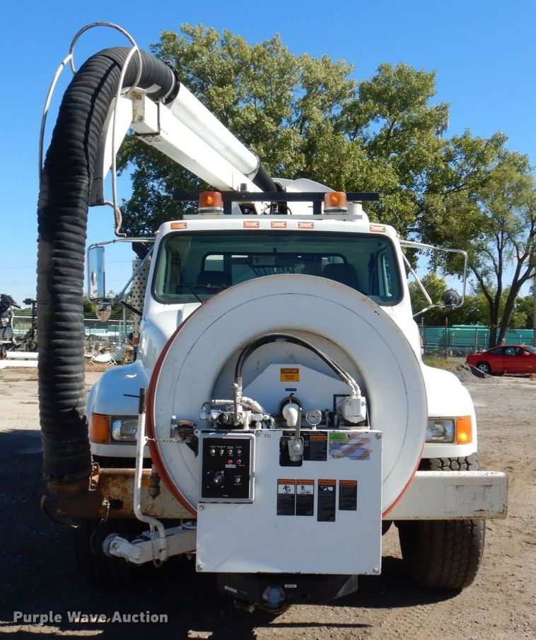 image for item KF9469 1997 International 4900  sewer jetter truck