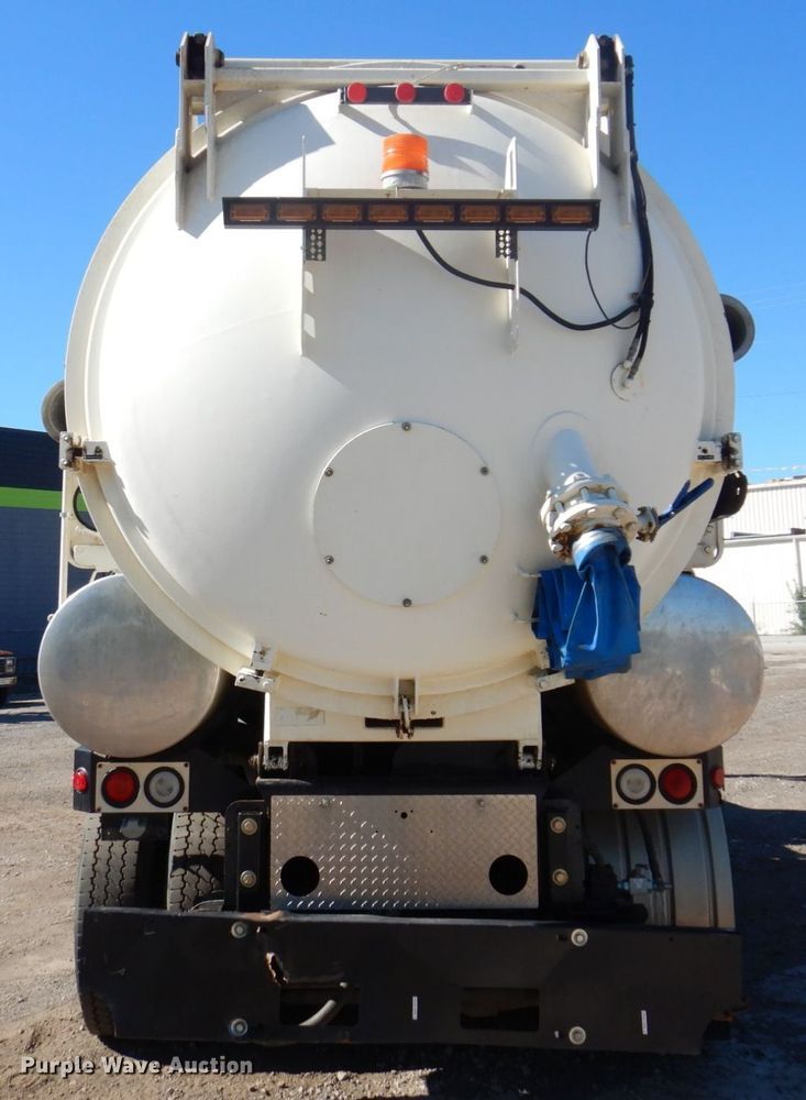 image for item KF9469 1997 International 4900  sewer jetter truck