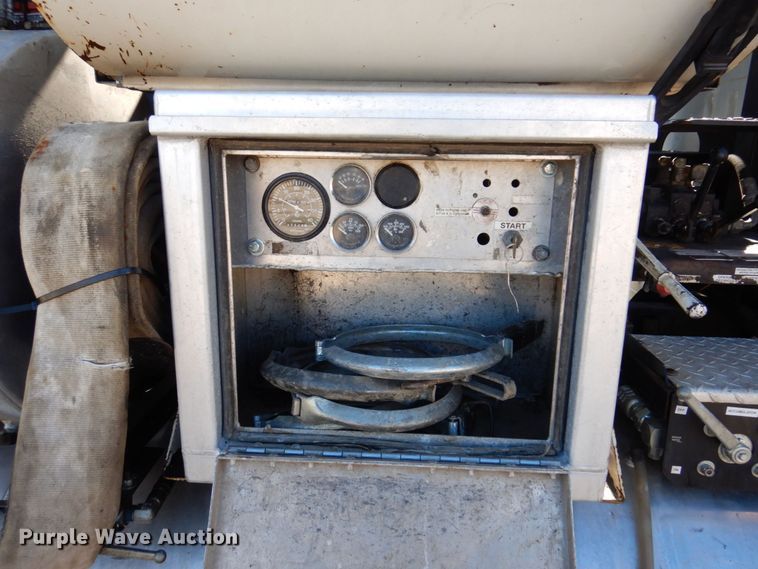 image for item KF9469 1997 International 4900  sewer jetter truck