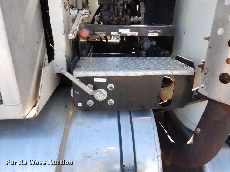 image for item KF9469 1997 International 4900  sewer jetter truck