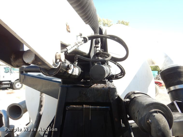 image for item KF9469 1997 International 4900  sewer jetter truck