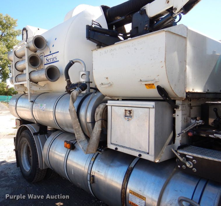 image for item KF9469 1997 International 4900  sewer jetter truck