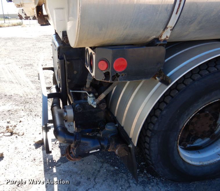 image for item KF9469 1997 International 4900  sewer jetter truck