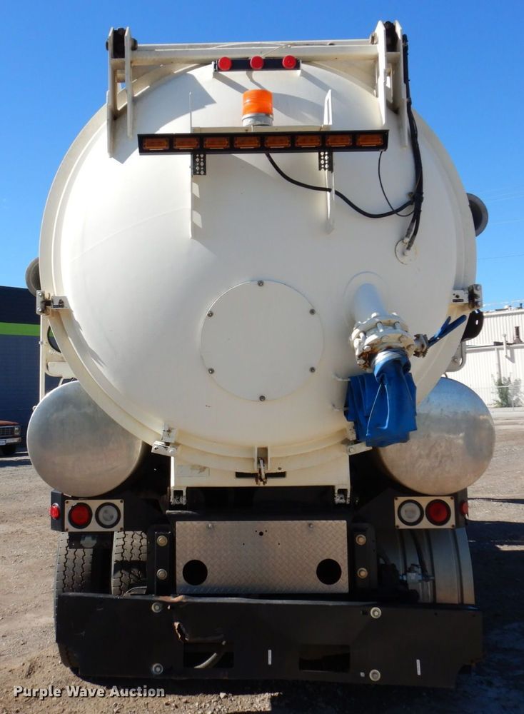 image for item KF9469 1997 International 4900  sewer jetter truck