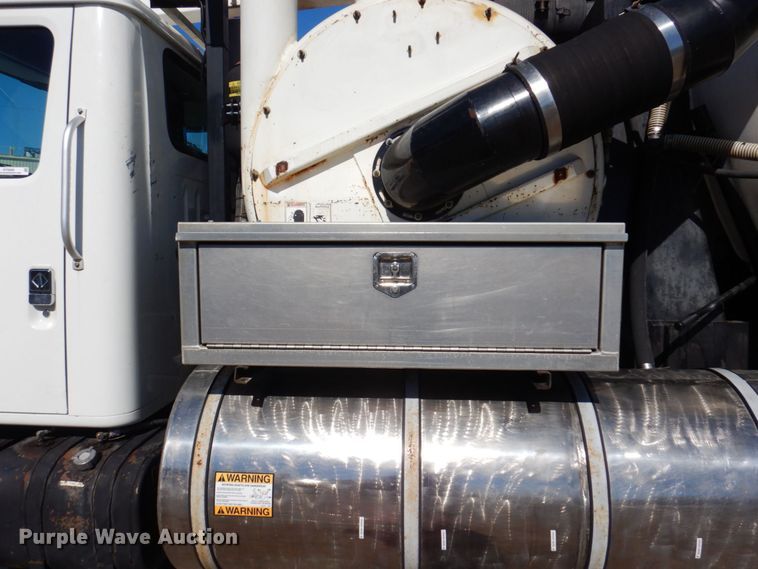 image for item KF9469 1997 International 4900  sewer jetter truck