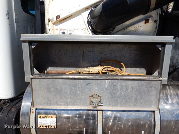 image for item KF9469 1997 International 4900  sewer jetter truck