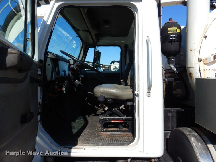 image for item KF9469 1997 International 4900  sewer jetter truck