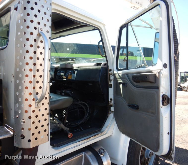 image for item KF9469 1997 International 4900  sewer jetter truck