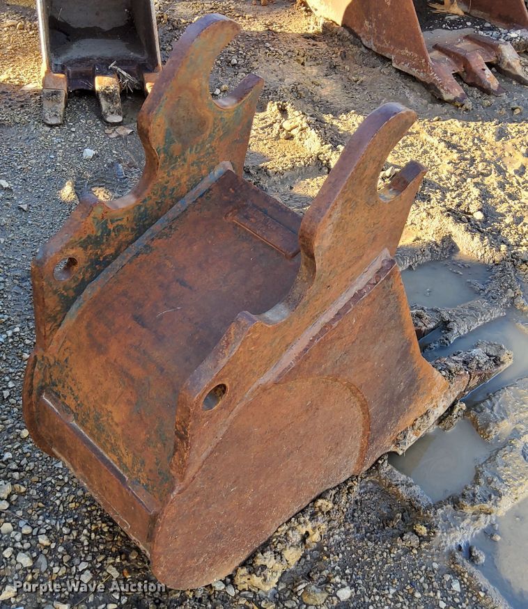 (3) Kubota mini excavator buckets in Manhattan, KS Item KR9096 sold