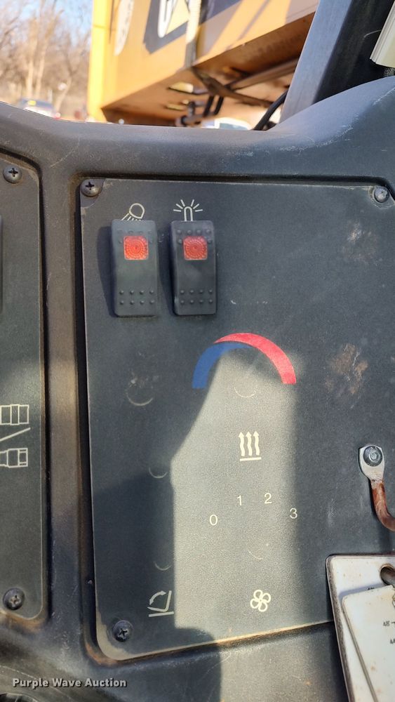 image for item LK9511 2015 Caterpillar TL943C  telehandler