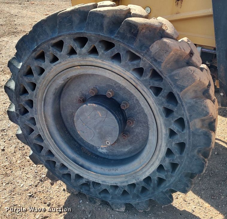 image for item LK9511 2015 Caterpillar TL943C  telehandler