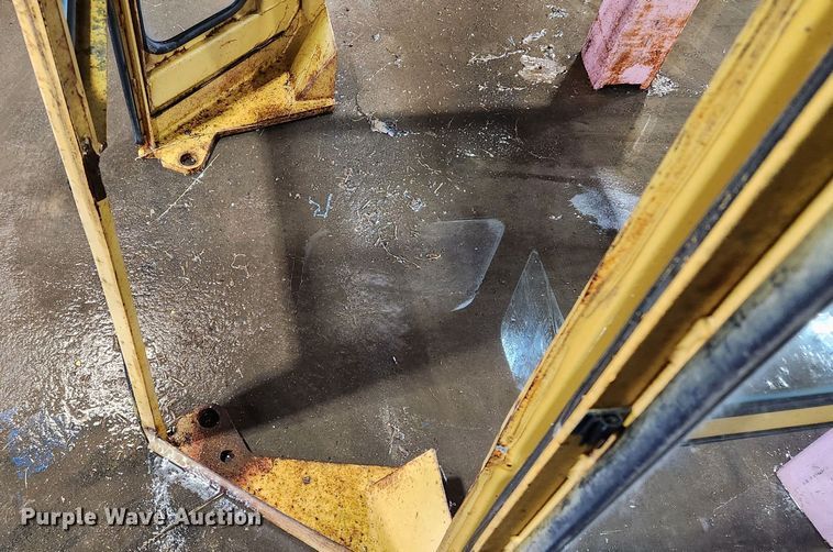 image for item ME9639 1988 Caterpillar D5H LGP dozer cab