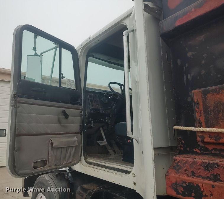 image for item MM9939 1994 International 9200  dump truck