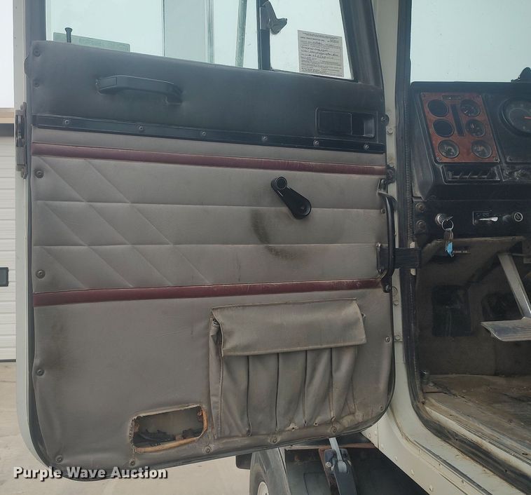 image for item MM9939 1994 International 9200  dump truck