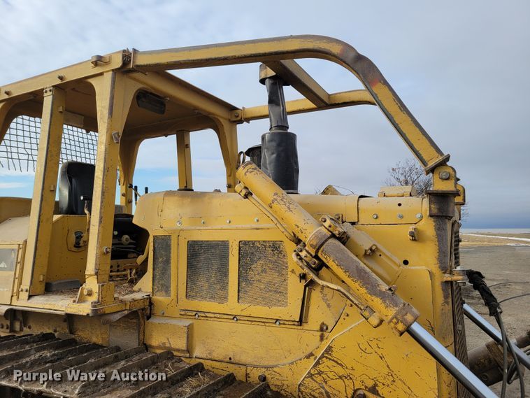 image for item DM8165 1983 Caterpillar D6D  dozer