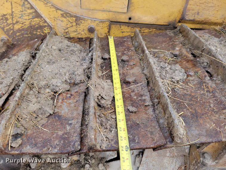 image for item DM8165 1983 Caterpillar D6D  dozer