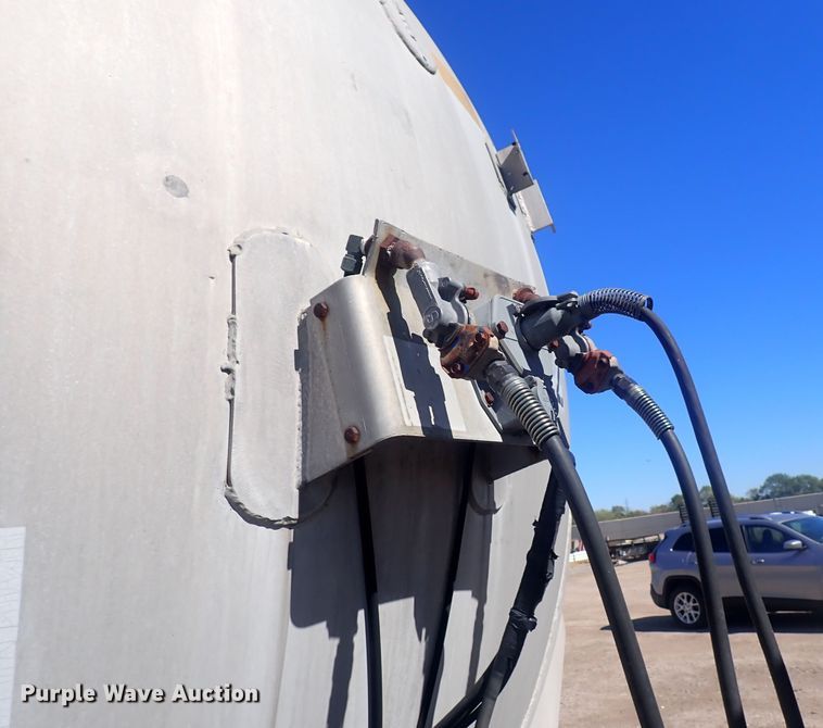 image for item DQ3011 1975 Fruehauf  tank trailer