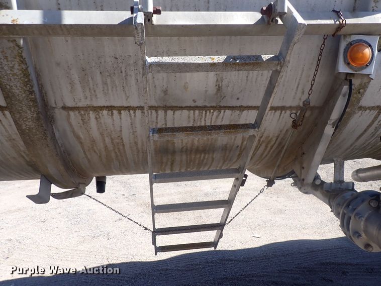 image for item DQ3011 1975 Fruehauf  tank trailer