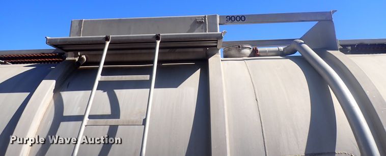 image for item DQ3011 1975 Fruehauf  tank trailer